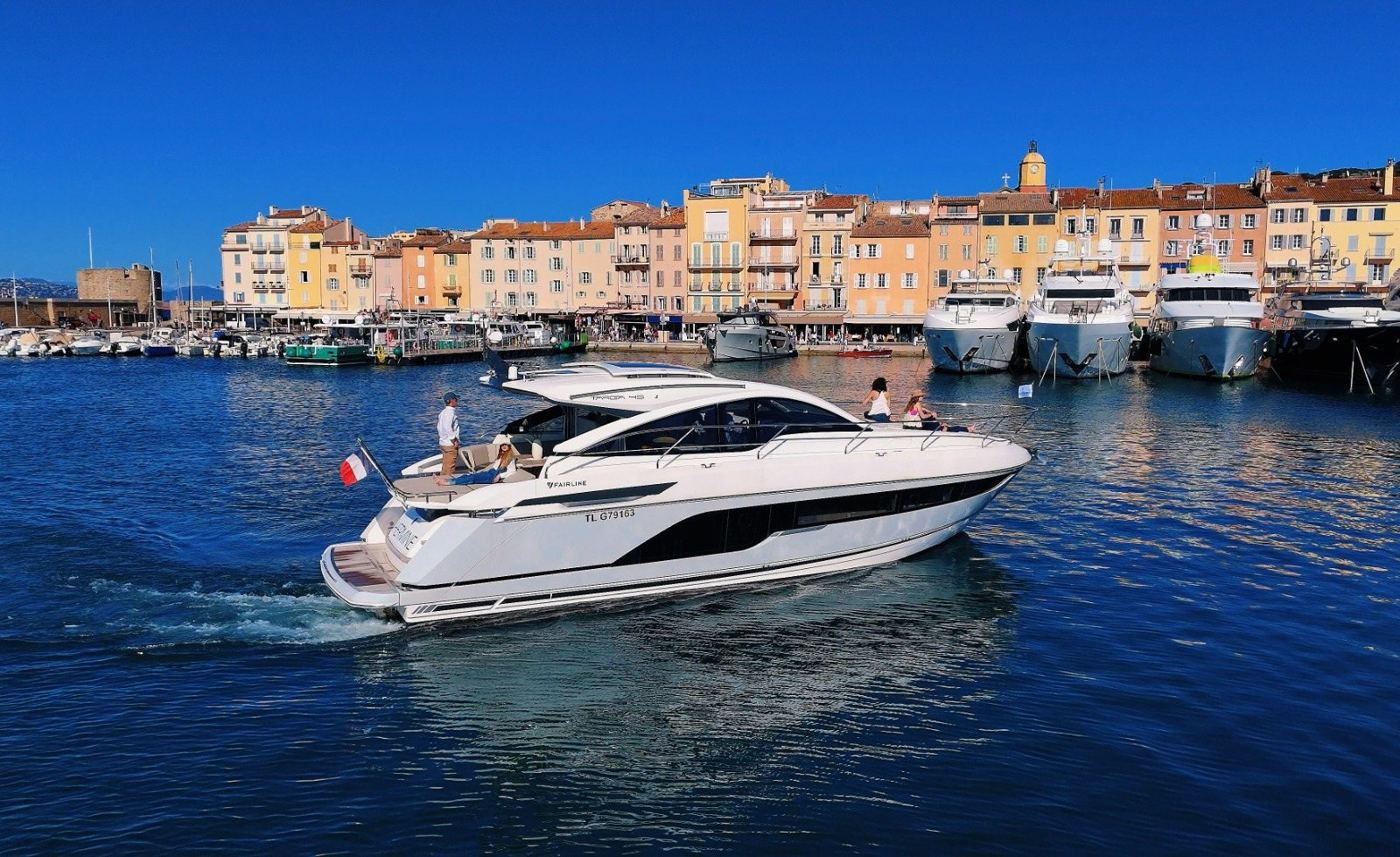 A'Posto devant le port de Saint-Tropez
