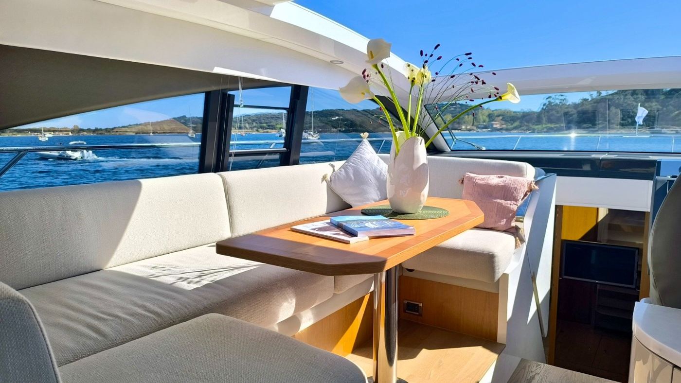 Salon et table face à la mer