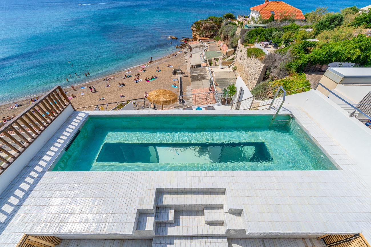 Piscine vue du ciel, plage et mer