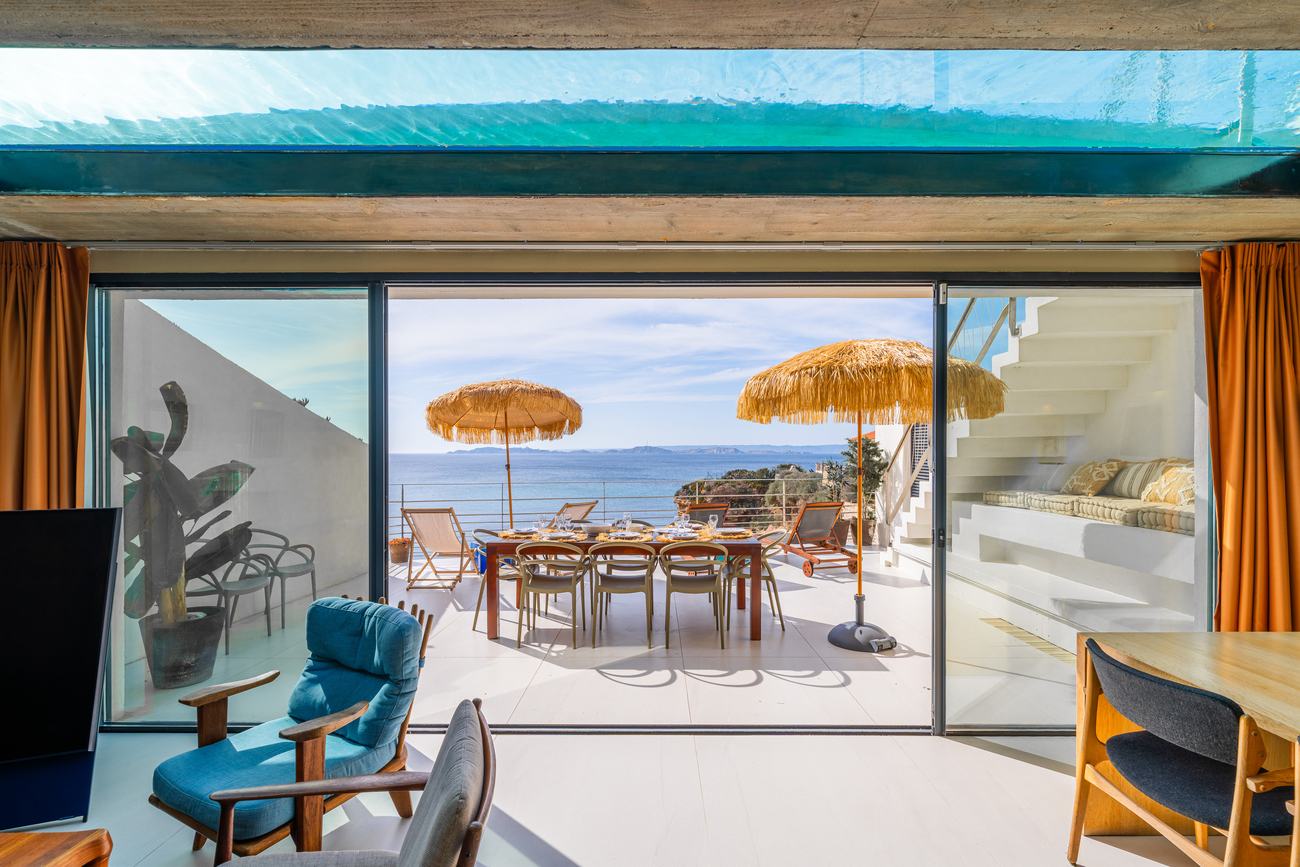 Séjour ouvert sur la terrasse et la mer