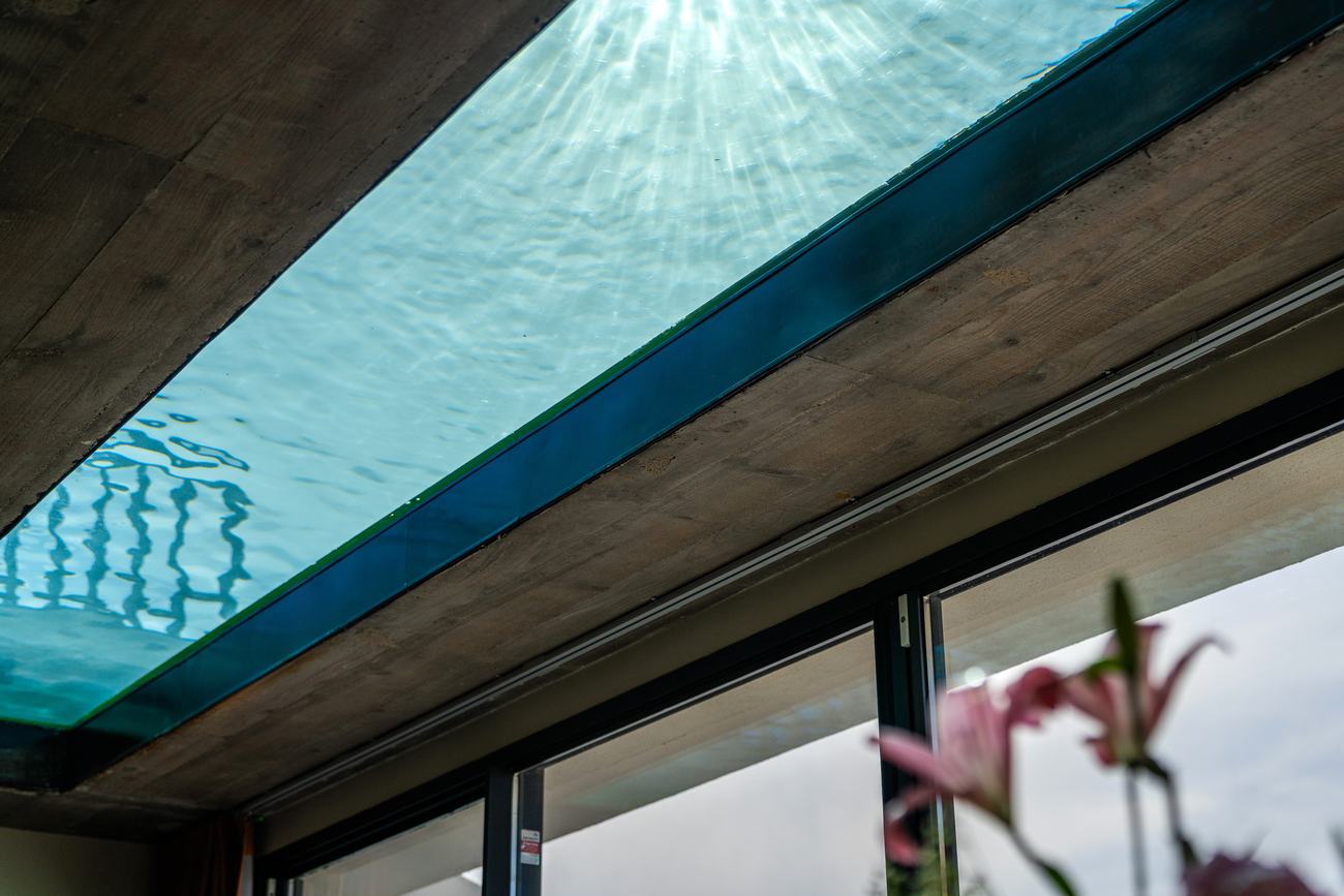 Fond vitré de la piscine vu du séjour