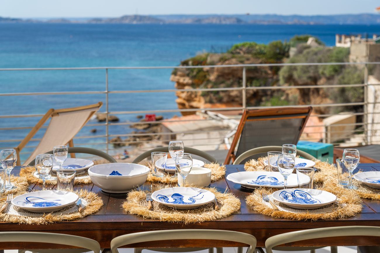 Table dressée sur la terrasse, vue mer