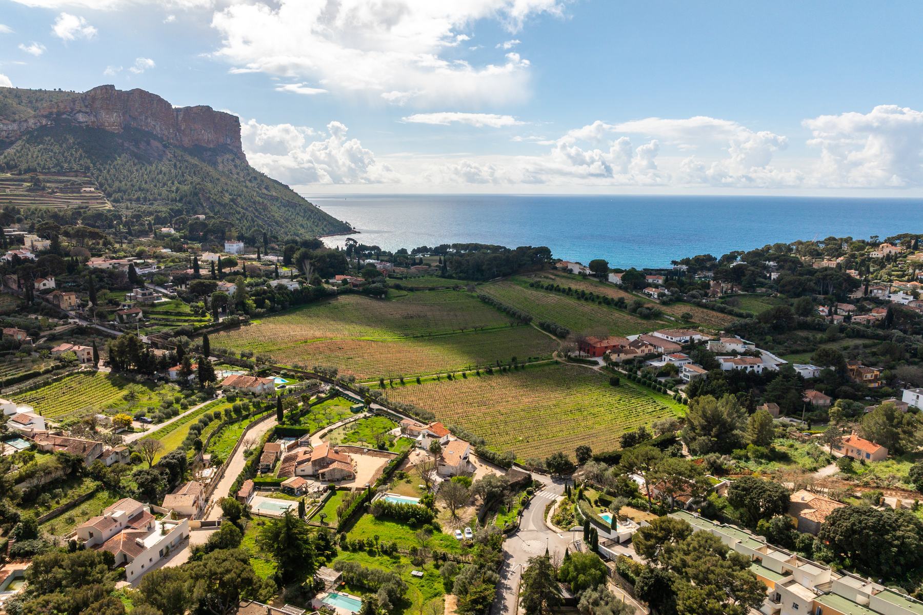 Vue aérienne sur Cassis et le Cap Canaille