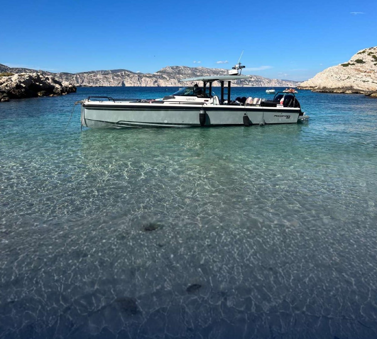 Lala au mouillage dans une crique aux eaux turquoise