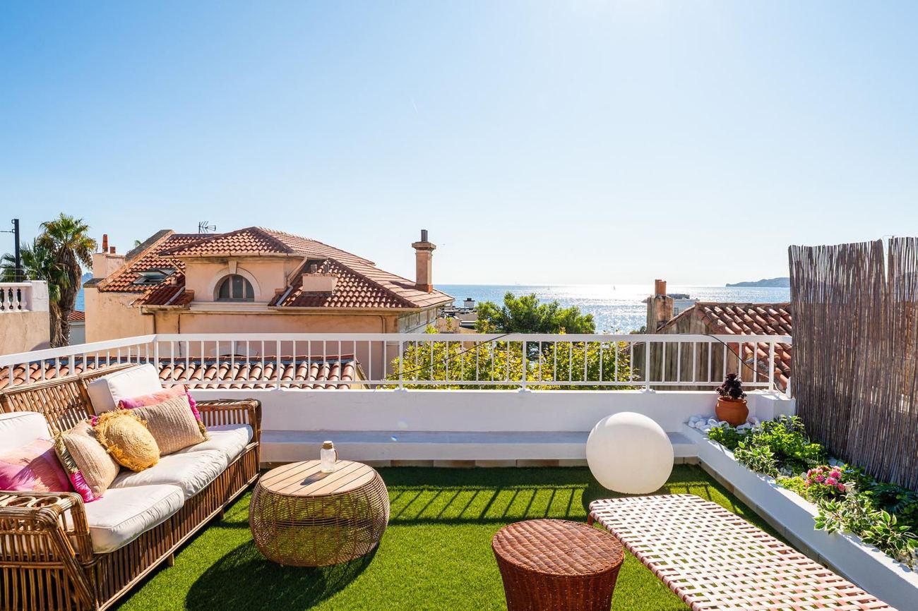 Terrasse et canapé en rotin