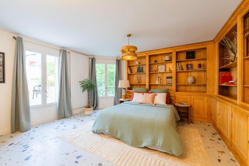 Chambre avec bibliothèque en bois - Villa Malmousque